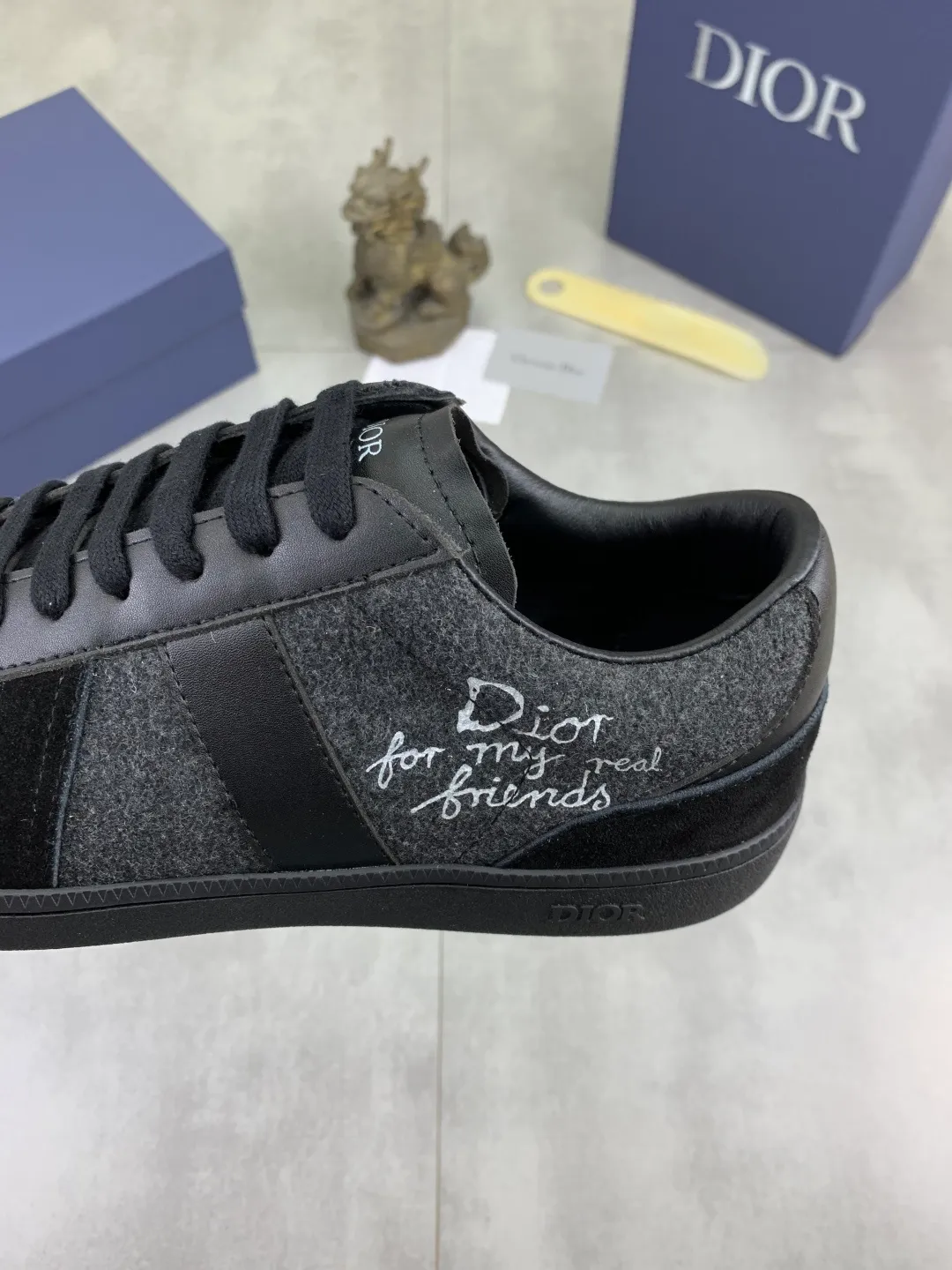 Men's shoes 💰P380 New Dior B01 moral training shoes, white first-layer cowhide, original molded outsole. New to the fall collection, this sneaker marks the return of a Dior classic, reinterpreted in a stylish and elegant silhouette. Crafted from white smooth first-grain cowhide with a tonal silk sheepskin lining, it features the Dior logo on the tongue and inner sides, and a CD icon on the heel. Paired with Tpu anti-slip soles of the same color, it can be matched with various styles to create a sophisticated look.  Code number: 38-44